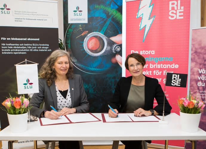 Maria Knutson Wedel, rektor SLU och Pia Sandvik, VD RISE signerar samarbetsavtalet.
