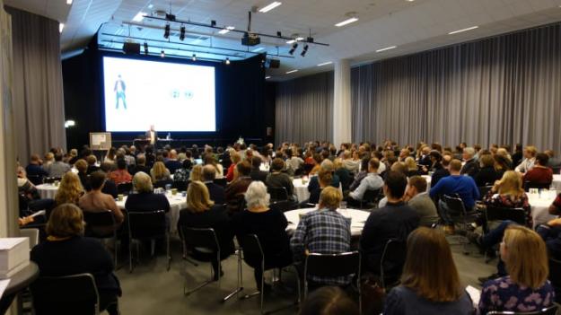 Nära 300 deltagare hade kommit till Skogslänet Västerbottens och Skogsnolias konferens om normkritik i skogen. På scenen talar Jesper Fundberg, Malmö Universitet.