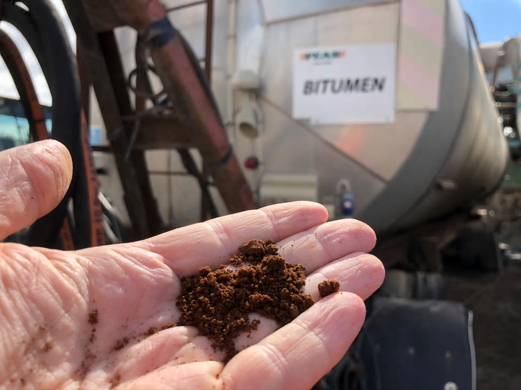 Nu testar Peab att byta ut det oljebaserade bindmedel, bitumen, med lignin, som är träets naturliga bindemedel, för att få mer miljövänlig asfalt.