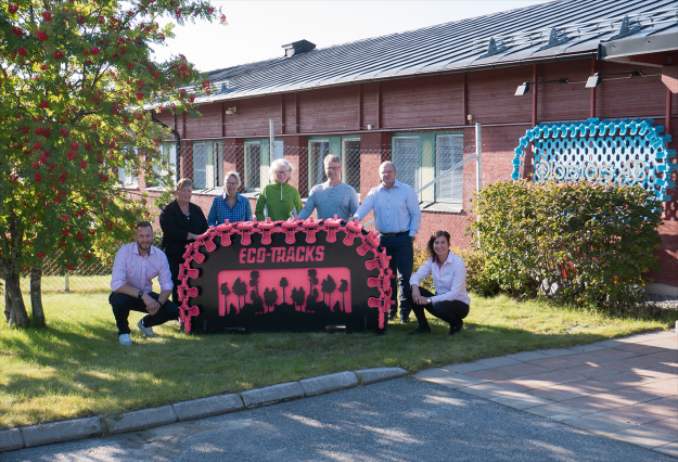 Flera cancerdrabbade på Olofsfors AB. Baktill från vänster Karin &Ouml;sterlund, Karin Weinehall, Maria Karlsson, Leif &Aring;ke Holmlund och Göran Nyberg. På var sin sida om bandet är Marknads- och försäljningschef Daniel Domeij och Marknadsföringsansvarig Maria &Ouml;hman som stödjer sina kollegor och kampen mot cancer.