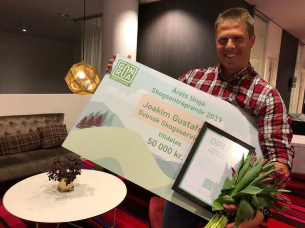 Joakim Gustafsson från Ed driver Svensk Skogsservice och är 2019 års lyckliga vinnare av priset till &Aring;rets Unga Skogsentreprenör.