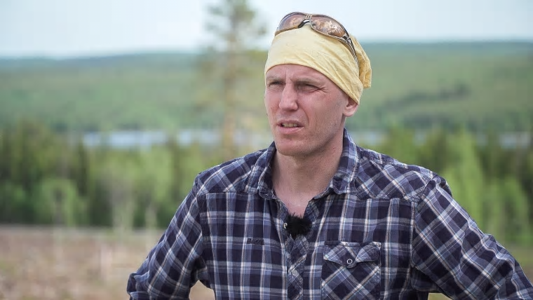 Skogsbrukaren Björn Ferry intervjuas i filmen.