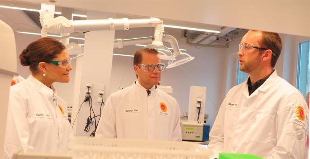 Vid besöket på Stora Ensos innovationscenter ingick även en guidad tur på några av företaget laboratorier. David Masson, labingenjör, Stora Enso berättar om några av de tester som utförs på laboratorierna.