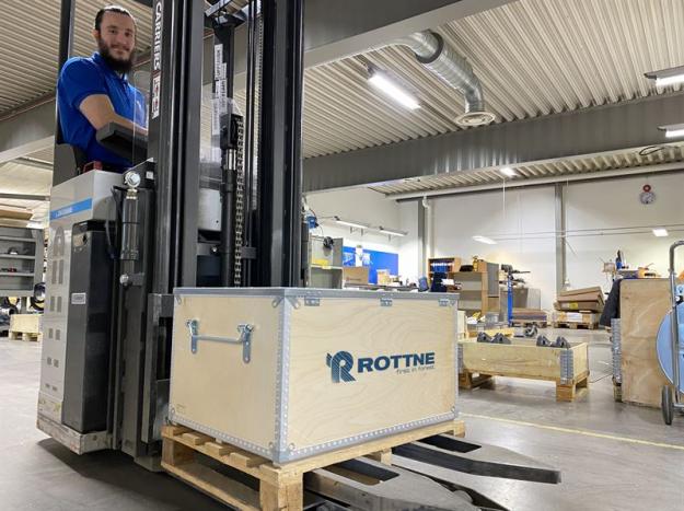Rottne Industri AB har arbetat fram två reservdels-kit som nu finns för omgående leverans. Gabriel Chabay på Rottne ser till att utrustningen når sina kunder.