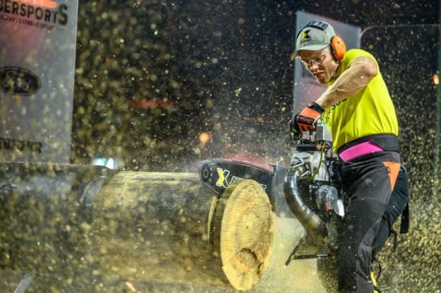 Ferry Svan var näst snabbast i den öronbedövande grenen Hot Saw och sågade igenom den 46 cm tjocka stocken på endast 7,31 sekunder.