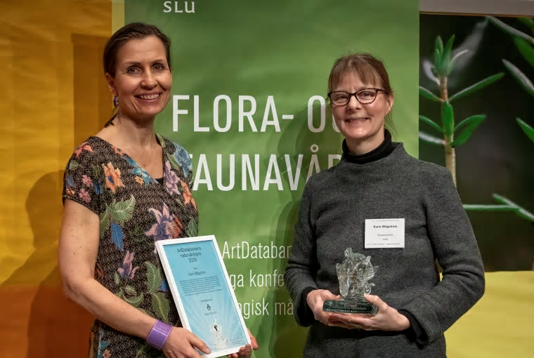 ArtDatabankens chef Lena Sundin Rådström och pristagaren Karin Wågström (t.h.)