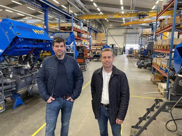 Tobias Johansson, vd, (till vänster) och Arne Isaksson, försäljnings- och marknadschef, på Rottne Industri AB, ser en tydlig uppgång i orderingången för nya skogsmaskiner.