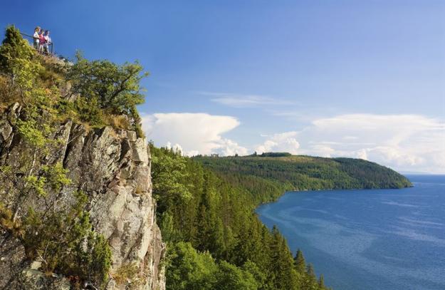 Storslagen utsikt vid Västra väggarna i Ekopark Omberg i &Ouml;stergötland.