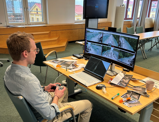 <span>Rikard Lundqvist på Skogforsk teststyr en fjärrstyrd markberedningsmaskin med en spelkontroll i en simulerad förarmiljö vid Skogforsk i Uppsala. Bland annat testas olika kameravinklar och skärmvyer. </span>