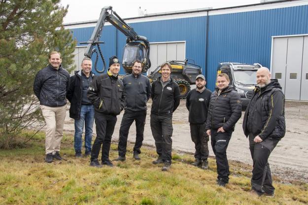 Satsningen i Kil är ett led i Ponsse AB:s strategi att bygga upp fler servicecenter: Här ses vd Carl-Henrik Hammar, Ponsse AB, försäljningschef Lars Wickman, Ponsse AB, servicechef Johan Wermlund, Ponsse AB, platsansvarig Mikael Fredriksson, Ponsse AB, Webes ägare Per-Erik Mossfeldt, servicetekniker Daniel Nilsson, Webes,  säljare Jesper Magnusson, Ponsse AB och eftermarknadschef Urban Folkesson, Ponsse AB.