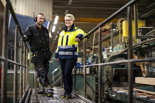 Setra investerar 400 miljoner vid enheten i Malå. Marlene Bergström, platschef Malå, med kollega.