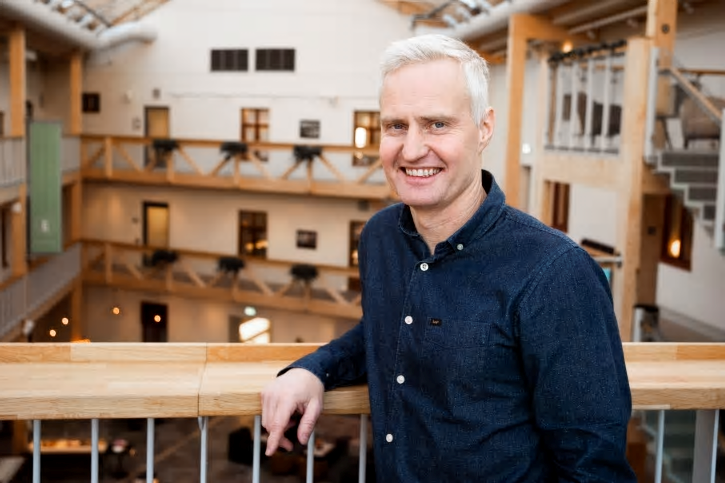 Nicklas Boström, vd för Multi Channel Sweden, hoppas att den unika flishuggen ska revolutionera massaindustrin. ”Genom att ha en jämnare skärhastighet får du mindre spill, vilket gör att du kan använda en större del av råvaran”.