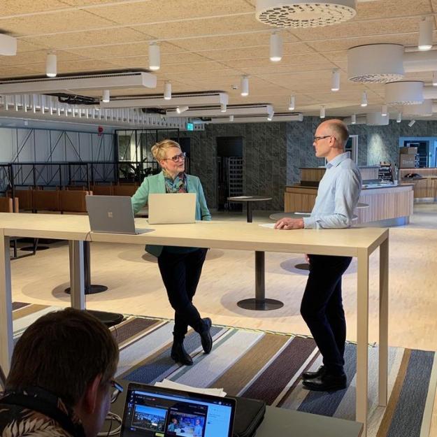 LRFs vd Anna Karin Hatt och finanschef Erik Pihlo provar de nya mötesytorna i det Gröna näringslivets hus.