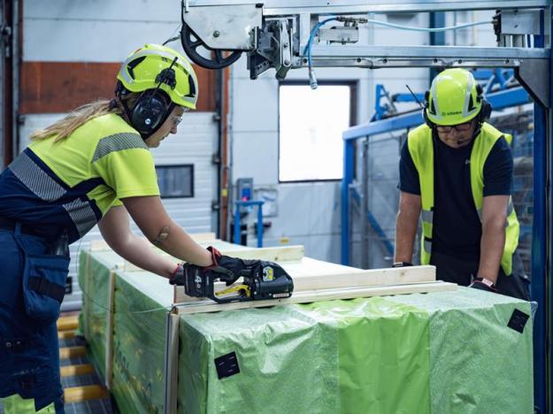 Trioworld Loop, nya virkestäckande emballage, innehåller minst 30 procent återvunnen konsumentplast och beräknas minska motsvarande 23 procent av Södras årliga utsläpp från emballage.
