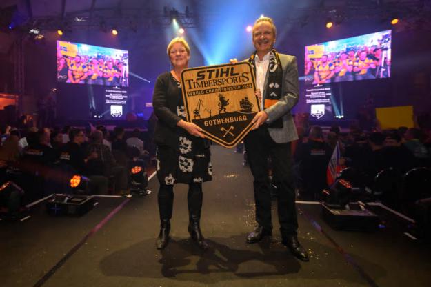 Eva Carlsson, dåvarande kommunalråd Partille kommun, med Norbert Pick från STIHL under VM 2019 för överlämningsceremoni av värdskapet för VM 2020.