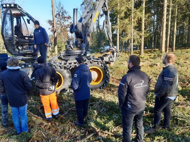 Flera platser står tomma när terminerna startar på Utvecklingscentrum för servicetekniker i småländska Ljungby. &Auml;ndå skriker skogsbranschen efter kompetenta fältservicetekniker. Nu vill Rottne Industri slå ett slag för en bra utbildning.