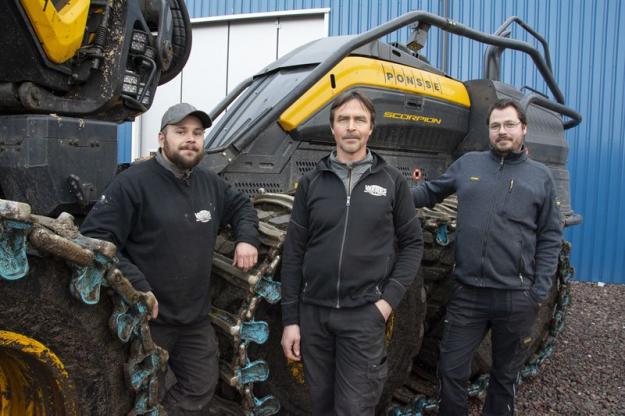 Daniel Nilsson, Per-Erik Mossfeldt och Mikael Fredriksson servar Ponsse-maskiner i Värmland med omnejd. På bilden saknas serviceteknikern William Mossfeldt.