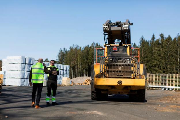 För att säkerställa produktionen fick &Aring;sljunga Pallen ytterligare en Volvo L180H High-Lift i maj 2021.