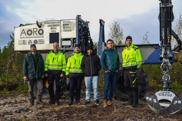 Team från Sveriges lantbruksuniversitet och Luleå tekniska universitet som var på plats vid den lyckade autonoma skotningen i Hörnefors. Från vänster: Ola Lindroos (SLU), Torbjörn Lindbäck (LTU), Håkan Lideskog (LTU), Omar Mendoza Trejo (SLU), Pedro La Hera (SLU), Magnus Karlberg (LTU).