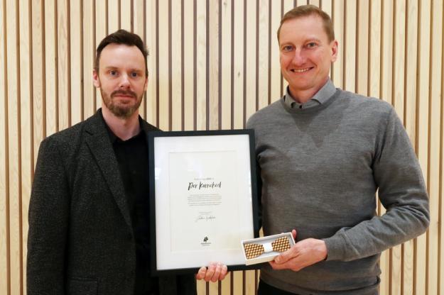 Joakim Gustavsson, vd på Martinsons, lämnar över årets Träfluga till Per Karnehed.