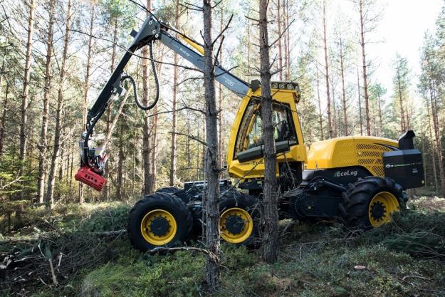 Med sina sex hjul tar sig 550 T-Pro enkelt fram i svår terräng och minimerar marktrycket vid arbete på känsligt underlag.