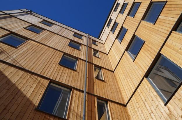 Brandimpregnerad fasad i Vallastaden utfört av Södra Wood Projects.
