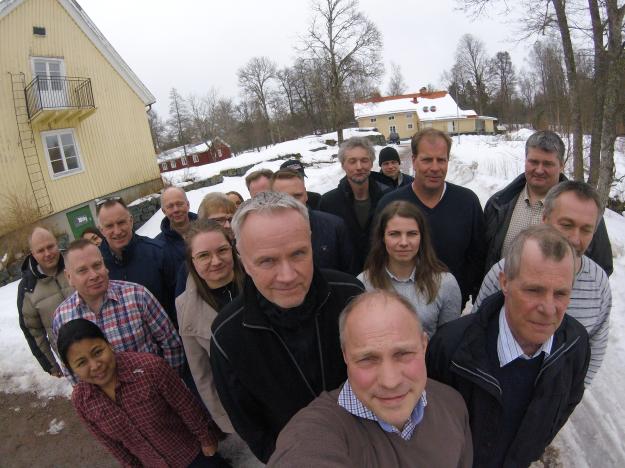 <span>Träffen ägde rum på Gammelkroppa skogsskola, utanför Filipstad. Här ses initiativtagaren Per-Erik Dalin tillsammans med Peter Svedlund, Petra Silfver, Joy Svedlund, Magnus Thor, Magnus Thor AB, Magnus Johansson, Magnus Thor AB, Ambjörn Svensson, Sylva Skog, Noon Svensson, Sylva Skog, Anette Jacobsson, Samhall, Josefine Ahlbäck, Lennart Adolfsson, Värmlands Röj-, och Linjetjänst, Bengt-Erik Persson, Dala Kvalitetsskog, Jan Bäckström, Glafva Skogsvård, Mats-&Aring;ke Hansson, Therese Timber, Victor Eriksson, Team Jord & Skog AB, Mattias Widstrand, Köla Skogsservice, Christer Sundberg, Firma Christer Sundberg, Lars Svartnäs, Samhall, Fredrik Jonasson, Kulfallets skogsservice, Arne Glännman, Värmlands Röj-, och Linjetjänst.</span>